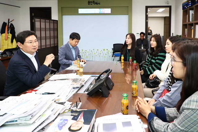 이상일 용인시장은 25일 시장실에서 기흥역세권 시민들과 간담회를 갖고 ‘기흥역세권 중학교 설립’ 추진 경과 등을 설명하고, 주민들의 의견을 듣고 있다. 사진 제공 = 용인시