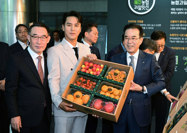 26일 서울 중구 농협중앙회에서 열린 프리미엄 과일 구독 서비스 ‘농협과일맛선’ 론칭 행사에서 이성희(오른쪽) 농협중앙회장이 가수 장민호(가운데)와 과일 상품을 선보이고 있다. 성형주 기자