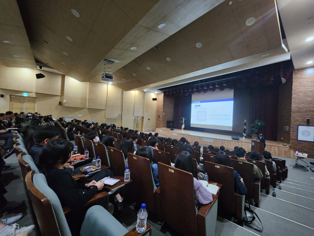 경기도교육청이 26일 경기과학고 컨퍼런스홀에서 개최한 '2023 학교건축 세미나'. 이번 세미나는 건축설계사, 교육청 공무원, 일반인 참가자 등 100여 명이 참석한 가운데 진행됐다. 사진 제공 = 경기도교육청