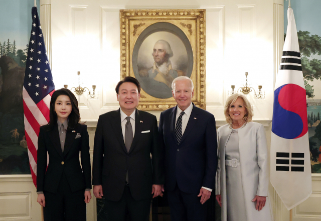 미국을 국빈 방문한 윤석열 대통령과 김건희 여사가 25일(현지 시간) 워싱턴DC 백악관 관저에서 열린 친교 행사에 참석해 조 바이든 미 대통령, 질 바이든 여사와 함께 디플로매틱리셉션룸에서 기념 촬영을 하고 있다. /연합뉴스