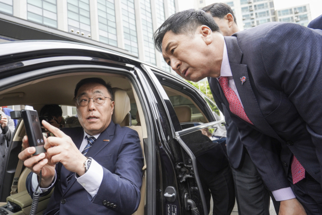 김기현(오른쪽) 국민의힘 대표가 26일 마포경찰서에서 음주운전 방지 장치에 대한 설명을 듣고 있다. 연합뉴스