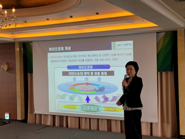 최윤희 산업연구원 선임연구위원이 26일 서울 중구 롯데호텔에서 열린 바이오경제 미래전략 포럼에서 ‘바이오경제, 주요국 정책과 시사점’을 주제로 기조 발표를 하고 있다. 사진=이재명 기자