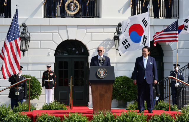 조 바이든 미국 대통령이 26일(현지시간) 워싱턴DC의 백악관 사우스 론에서 열린 공식 환영 행사에서 환영사를 하고 있다. / 연합뉴스