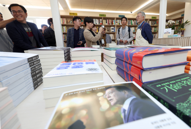 문재인 전 대통령이 26일 오후 경남 양산시 하북면 자신의 책방 \'평산책방\'에서 인사하고 있다. 연합뉴스