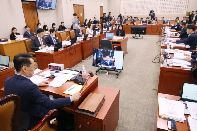 26일 국회에서 열린 법제사법위원회 전체회의에서 김도읍 위원장이 회의를 주재하고 있다. 연합뉴스