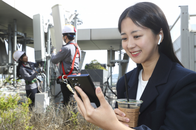 KT 임직원 모델이 5G 음성통화 VoNR을 테스트 하고 있는 모습.사진제공=KT