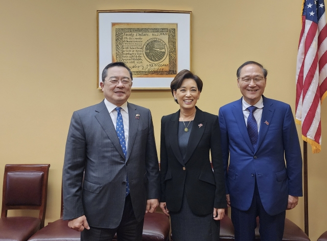 구자열(왼쪽부터) 한국무역협회 회장, 영 김 캘리포니아주 하원의원, 최명배 ㈜엑시콘 회장. 사진 제공=무역협회