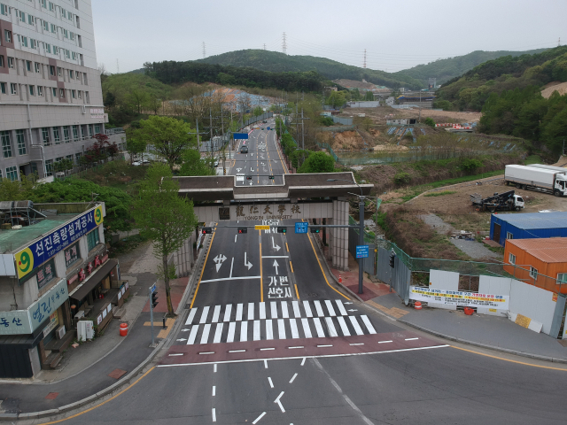 용인시 처인구 역북동 용인대입구삼거리 상습정체 현상을 해소하기 위해 설치된 가변차로. 사진 제공 = 용인시