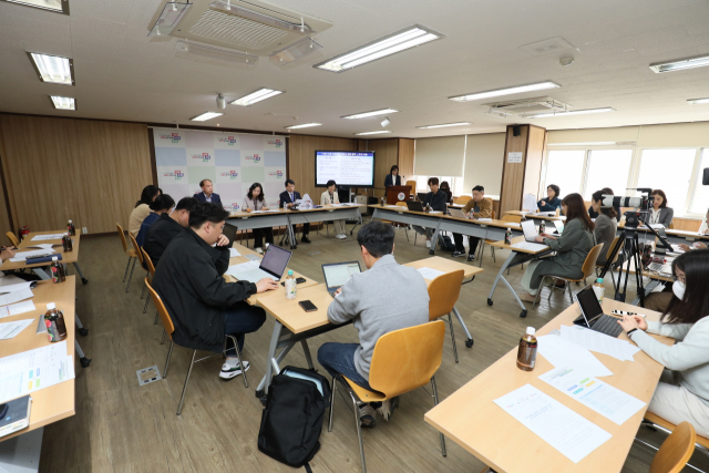 경기도교육청 관계자들이 27일 교육청에 모여 ‘교원 미래교육 전문성 강화 정책’ 추진방향에 대해 논의하고 있다. 사진 제공 = 경기도교육청