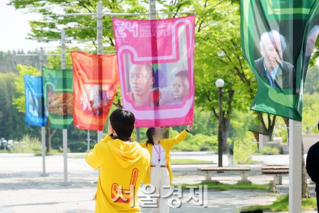 전주국제영화제(JIFF) 개막식에 앞서 시민들이 27일 오후 전주 완산구 한국소리문화의전당에서 기념 사진을 찍고 있다. /김규빈 기자