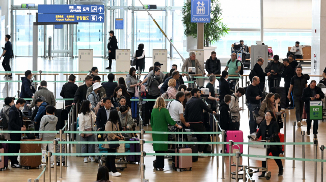 엔데믹에 따른 일상 회복이 본격화된 가운데 21일 인천국제공항 제1터미널 출국장이 여행을 떠나려는 이용객들로 붐비고 있다. 영종도=권욱 기자