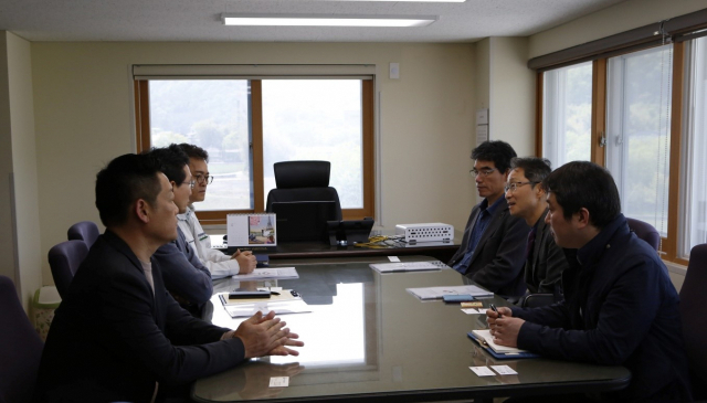 이인호(오른쪽 가운데) 부산지방조달청장이 27일 울산시 울주군 언양읍 소재의 레미콘 제조기업 대원레미콘을 방문해 레미콘 수급 현황을 점검하고 있다./사진제공=부산조달청