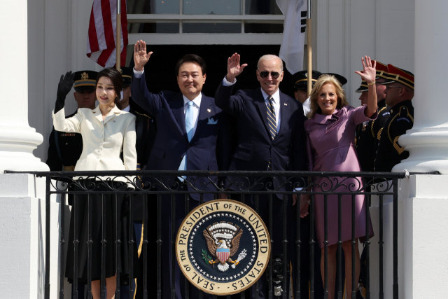 미국을 국빈 방문한 윤석열 대통령 부부와 조 바이든 미국 대통령 부부가 26일(현지 시간) 워싱턴DC 백악관 사우스론에서 열린 공식 환영식이 끝난 뒤 발코니에 서서 인사하고 있다./연합뉴스