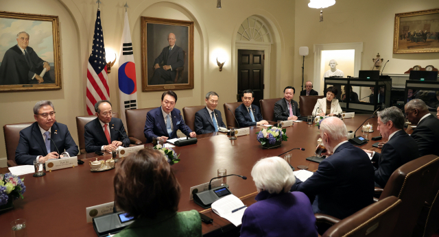 미국을 국빈 방문한 윤석열 대통령과 조 바이든 미국 대통령이 26일(현지시간) 워싱턴DC 백악관에서 확대 정상회담을 하고 있다. /연합뉴스