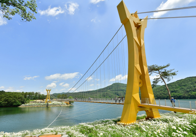 전남도 남도특화경관조상사업으로 선정된 장성호 일대 옐로우출렁다리. 사진 제공=전라남도