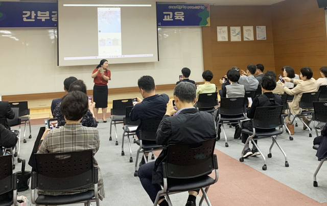 나주시는 지난 27일 시청사 대회의실에서 5급 이상 공무원 62명을 대상으로 소통하는 시정 활성화를 위한 ‘SNS활용 교육’을 진행했다. 사진 제공=나주시