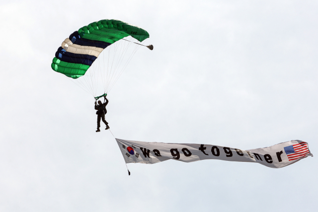 28일 경기 하남 강하훈련장에서 한미동맹 70주년을 기념하여 한미 특수전 장병들이 우정 고공강하를 실시하고 있다. /사진제공=육군