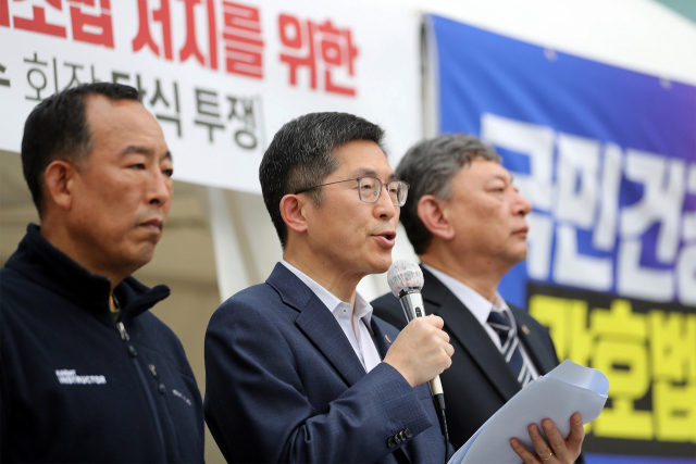 이필수 대한의사협회장(가운데)이 28일 오후 서울 용산구 의협 회관 앞에서 간호법 철회를 촉구하는 대국민 서신을 발표하고 있다. 연합뉴스