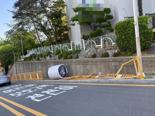 부산의 한 초등학교 앞 어린이보호구역(스쿨존)에서 지게차에 실려 있던 1.5톤(t) 무게의 화물이 굴러 떨어져 등교 중이던 10살 초등학생 1명이 숨지는 사고가 발생했다. 사진=부산경찰청 제공