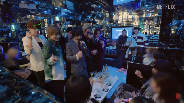/ 사진=넷플릭스 예능 '성+인물'에서 MC 신동엽 성시경이 일본 호스트바를 직접 체험했다.