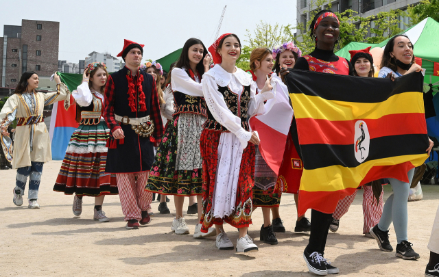 28일 서울 동대문구 한국외국어대학교에서 열린 '2023 제17회 문화 엑스포'에 참가한 56개국 외국인 연수생들이 자국 전통 의상을 입고 캠퍼스 퍼레이드를 하고 있다. 한국외대 한국어문화교육원은 한국어와 문화를 배우고자 하는 외국인 및 교포 등 연간 4,000여 명의 교육생을 배출하고 있다. 오승현 기자 2023.04.28