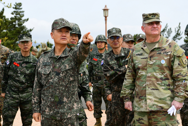 28일 백령도를 방문한 한미연합군사령부 전투 참모단이 해병대 6여단에서 서북도서 현장 토의를 진행하고 있다. /사진제공=한미연합사