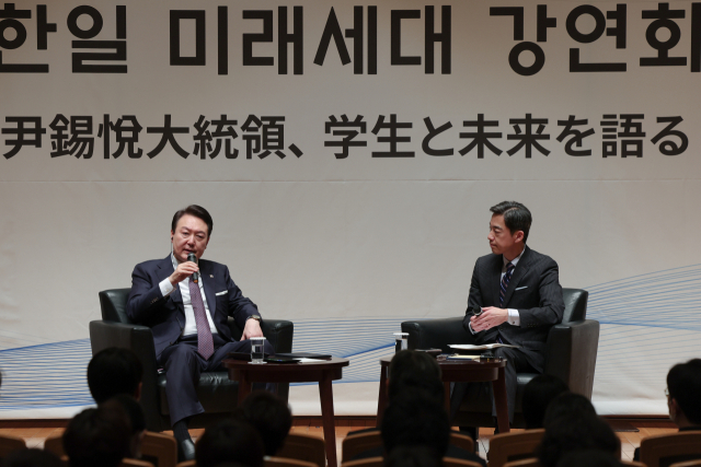 윤석열 대통령이 지난달 17일 일본 도쿄 게이오대에서 학생들을 대상으로 강연을 펼치고 있다. 사진제공=대통령실