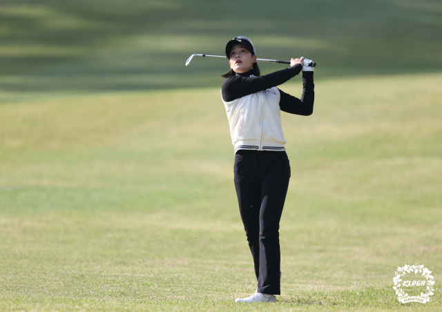 박결이 28일 KLPGA 챔피언십 2라운드 4번 홀에서 아이언 샷을 하고 있다. 사진 제공=KLPGA