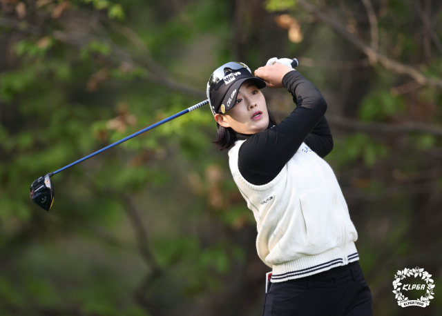 박결이 28일 KLPGA 챔피언십 2라운드 4번 홀에서 드라이버 샷을 하고 있다. 사진 제공=KLPGA