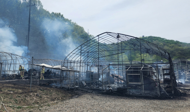 28일 오후 인천시 계양구 귤현동 농원 비닐하우스가 불에 타 훼손돼 있다. 이 불로 70대 노부부가 숨지고 비닐하우스 17개 동이 전소했다. 연합뉴스