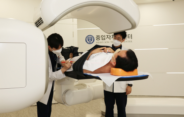 연세암병원 의료진들ㅇ; 엑스레이 검사 결과를 기반으로 실제 조사 위치를 확인하고 있다. 사진 제공=연세의료원