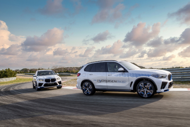 BMW 코리아가 11일 인천 영종도 BMW 드라이빙 센터에서 'BMW iX5 하이드로젠 데이(BMW iX5 Hydrogen Day)'를 개최하고 수소연료전지 파일럿 모델인 iX5 하이드로젠 시승회를 열었다고 밝혔다. 사진은 BMW iX5 하이드로젠. 연합뉴스