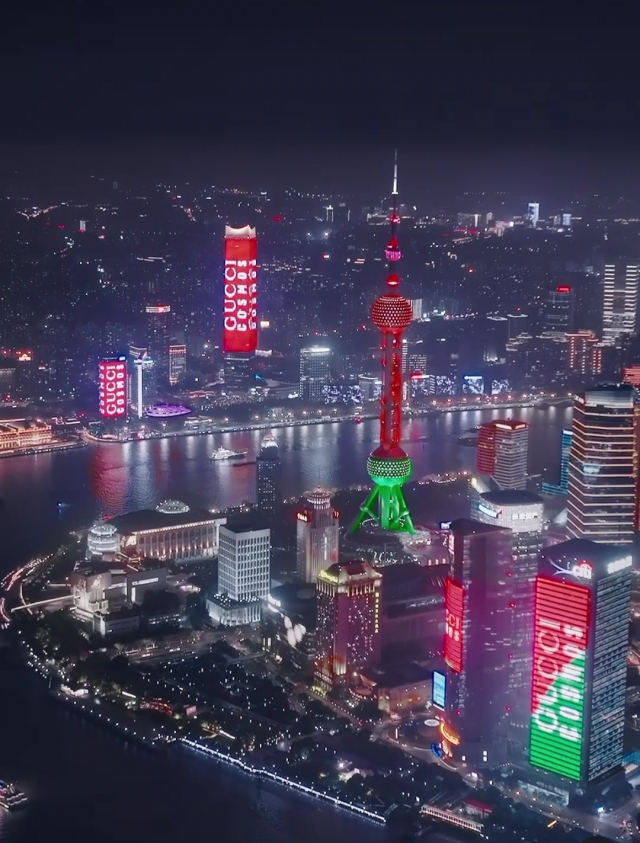 중국 상하이 고층 건물들에 이탈리아 명품 브랜드 구찌의 패션 전시회를 알리는 대형 광고가 송출되고 있다./구찌 인스타그램