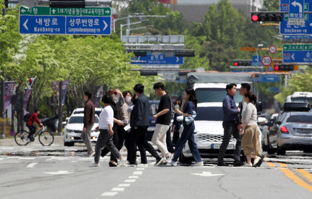 지난 20일 오후 광주 서구 내방로가 더위로 인해 아지랑이가 피어오르고 있다. 광주=연합뉴스