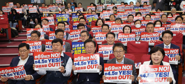 더불어민주당 이재명 대표가 20일 오후 서울 여의도 국회 의원회관에서 열린 제5기 전국노동위원회 및 제2기 노동존중실천단 출범식에서 참석자들과 함께 피켓을 들고 구호를 외치고 있다. 앞줄 왼쪽부터 서종수 한국노총 상임부위원장, 류기섭 한국노총 사무총장, 이재명 대표, 더불어민주당 박홍배 전국노동위원장, 서영교 노동존중실천단장. 연합뉴