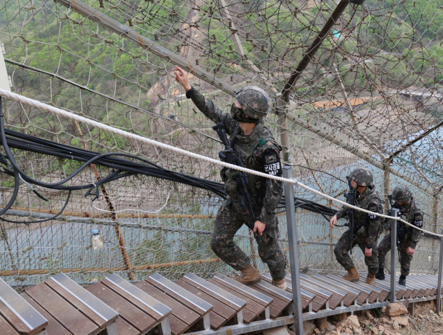 육군 7사단 GOP 장병들이 철책을 따라 이동하며 정밀점검을 하고 있다. 사진=육군