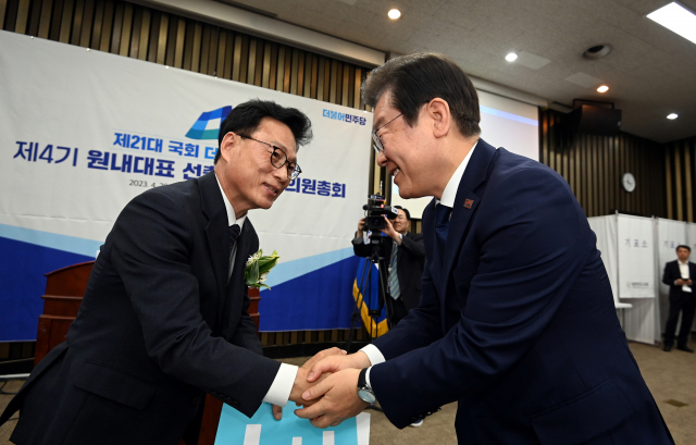 28일 국회에서 열린 민주당 원내대표 선출 의원총회에서 이재명(오른쪽) 대표가 박광온 새 원내대표와 인사하고 있다. 연합뉴스