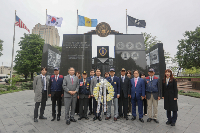 6.25전쟁 정전 및 한미동맹 70주년 계기 한미 우호협력 강화를 위해 미국을 방문한 박민식 국가보훈처장이 29일(현지시간) 미 필라델피아에 위치한 한국전 참전비에 방문해 헌화참배 후 기념촬영을 하고 있다. 사진=국가보훈처