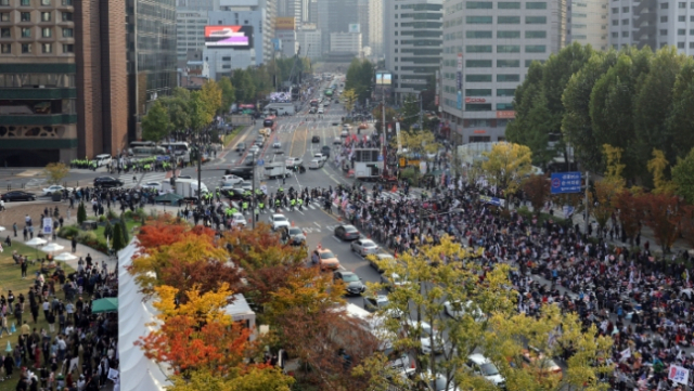 지난해 10월 22일 서울 시청역 일대에서 열린 대규모 집회 모습. 연합뉴스