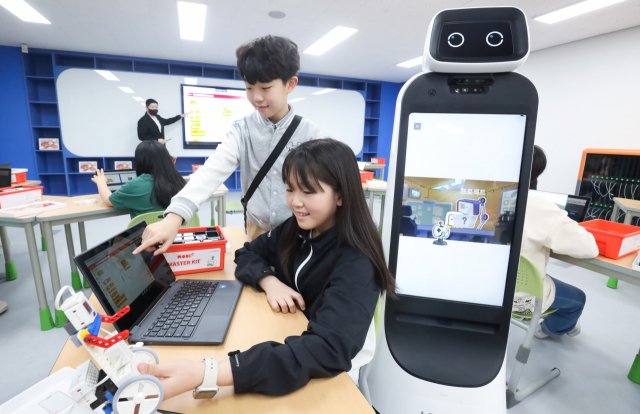 LG·구글 미래 교실에서 학생들이 LG 클로이 가이드봇과 함께 컴퓨터 프로그래밍 수업을 하고 있다. 사진 제공=LG전자