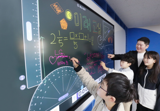 교사와 학생들이 최대 40곳의 멀티 터치 지원은 물론 다양한 교육용 템플릿을 제공하는 LG 전자칠판을 활용해 수업을 진행하고 있다. 사진 제공=LG전자