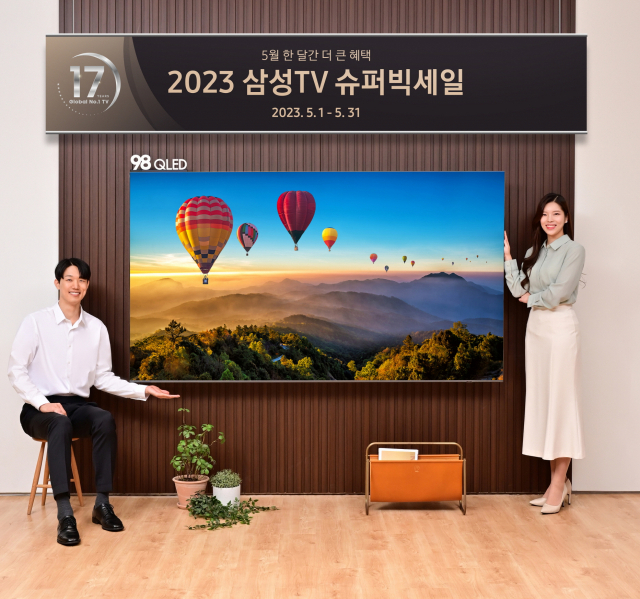 삼성전자 모델이 서울 논현동에 위치한 삼성스토어 청담점에서 ‘2023 삼성 TV 슈퍼빅세일’을 소개하고 있는 모습. 사진 제공=삼성전자