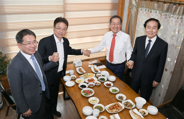 (왼쪽부터) 김진열 군위군수, 이철우 경북지사, 홍준표 대구시장, 김주수 의성군수가 지난달 28일 군위의 한 식당에서 만나 성공적인 신공항 건설을 위해 적극 협력하기로 했다. 제공=대구시