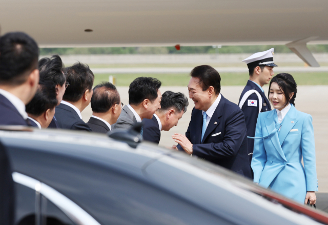 국빈 방미를 마친 윤석열 대통령이 지난달 30일 경기 성남시 서울공항에 도착해 환영객들과 인사를 나누고 있다. / 연합뉴스