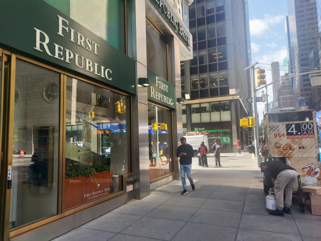 미국 뉴욕 맨해튼 시내의 퍼스트리퍼블릭은행 지점 앞을 고객이 지나가고 있다. 이 은행은 시중은행에 매각되는 절차를 밟고 있다.