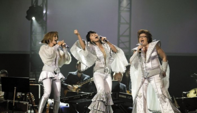 지난 2008년 ‘세계 최고의 도나’로 선정돼 스웨덴 말뫼에서 열린 ABBA 갈라 콘서트 피날레 무대에 선 최정원(가운데). 사진제공=신시 컴퍼니
