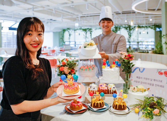 현대그린푸드 직원들이 1일 경기도 용인에 위치한 본사에서 가정의 달을 기념하는 '베즐리 케이크'를 선보이고 있다. 현대그린푸드는 오는 8일까지 현대백화점과 현대아울렛 등 전국 16개 점포에서 카네이션과 꽃다발, 곰돌이를 테마로 한 스페셜 케이크를 판매한다. 사진 제공=현대그린푸드