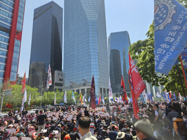 한국노총 조합원들이 노동자의 날을 맞아 서울 여의도에 모여 시위 구호를 외치고 있다. 정유민 기자