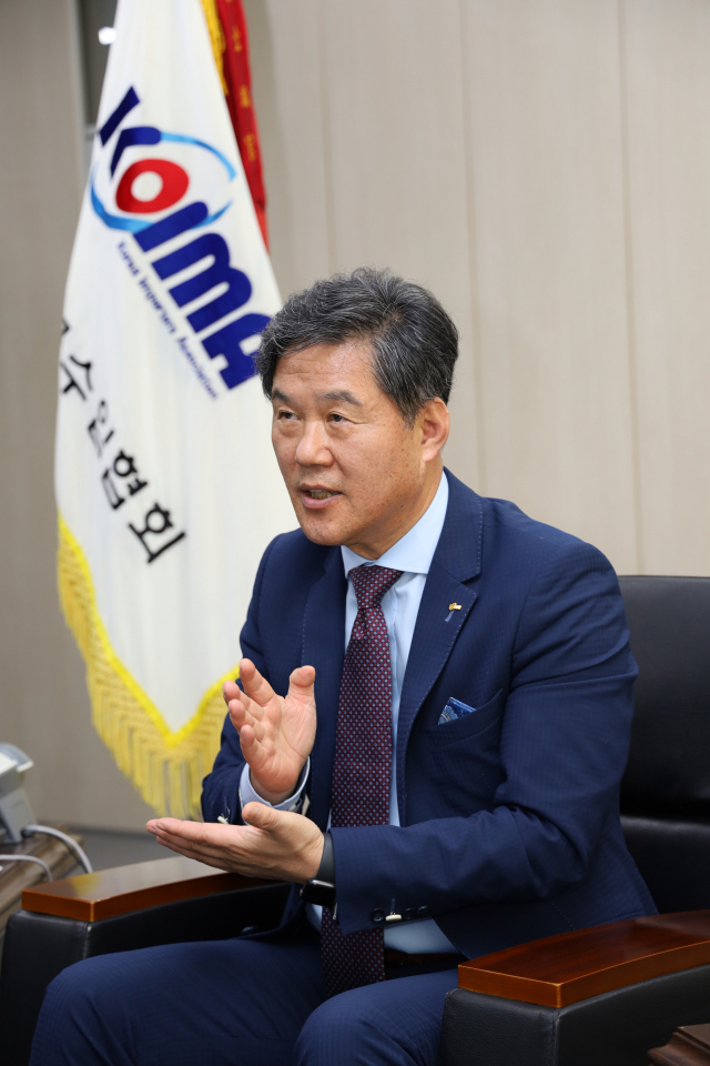 김병관 한국수입협회 회장이 서울 방배동에 위치한 협회 사무실에서 서울경제신문과 인터뷰를 하고 있다. 사진 제공=한국수입협회