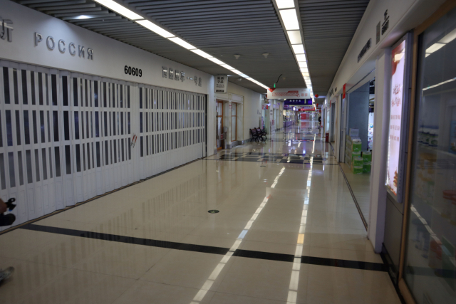 중국 이우국제상무성 5구역 1층에 위치한 수입 상품 매장에 지난달 26일 점포들이 문을 닫거나 오가는 상인들이 없어 썰렁한 모습이다. 김광수기자